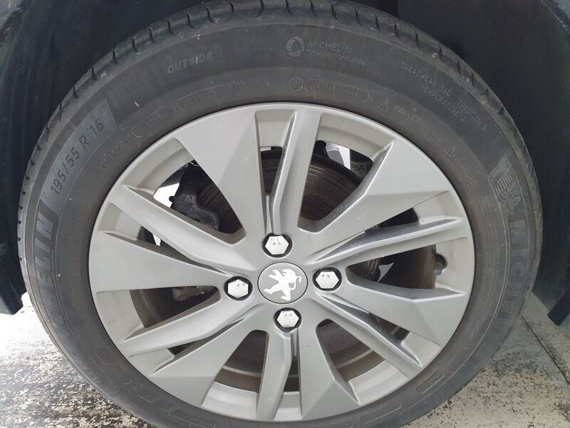 More views of Peugeot 208