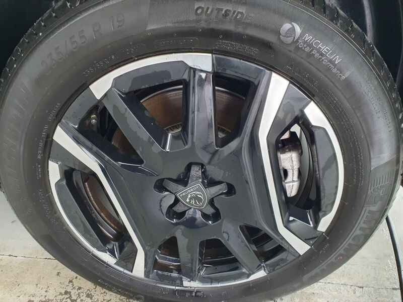 More views of Peugeot 5008