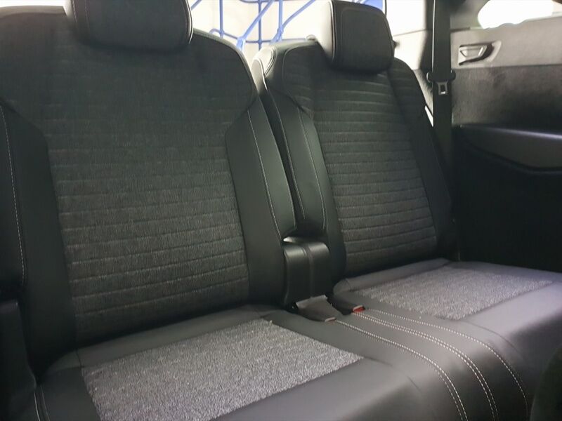 More views of Peugeot 5008