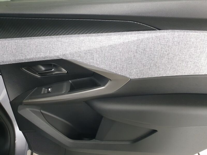 More views of Peugeot 5008