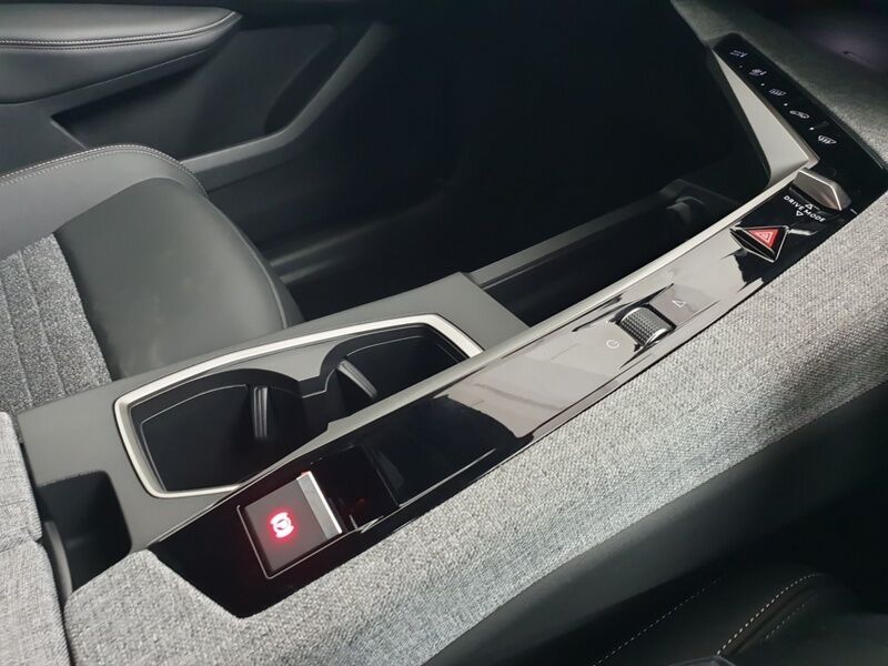 More views of Peugeot 5008