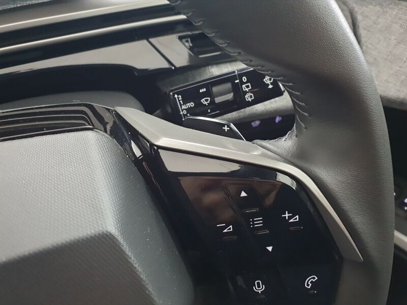 More views of Peugeot 5008