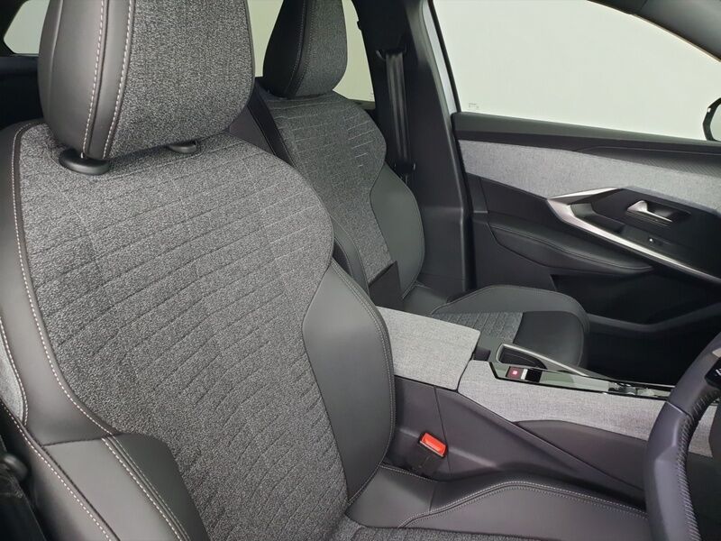 More views of Peugeot 5008