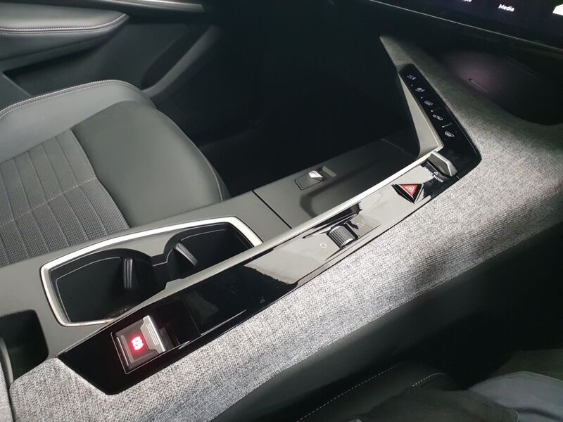 More views of Peugeot 3008