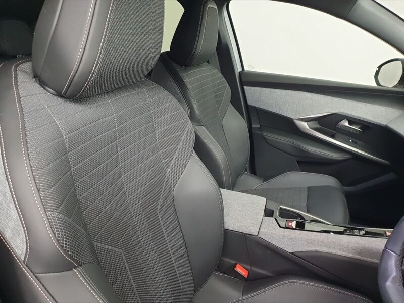 More views of Peugeot 3008